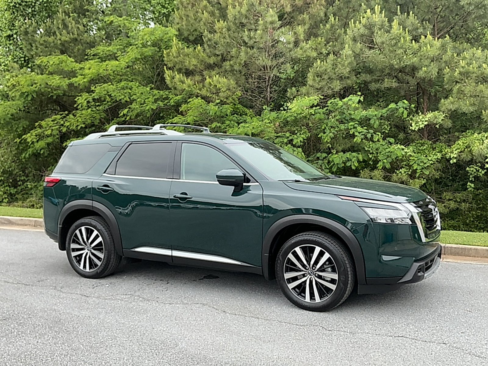 2025 Nissan Pathfinder Platinum 2WD's photo
