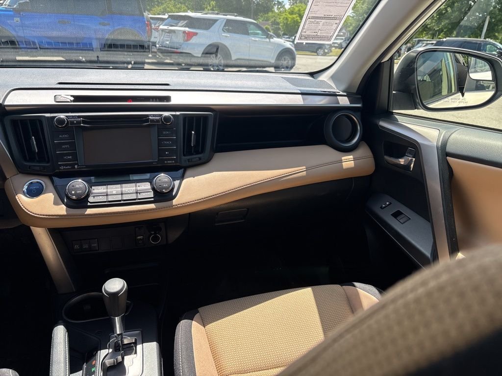 Used 2018 White Toyota XLE image 10