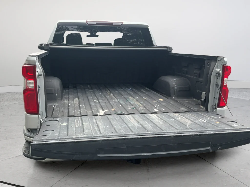Used 2022 SILVER ICE METALLIC Chevrolet Custom image 18
