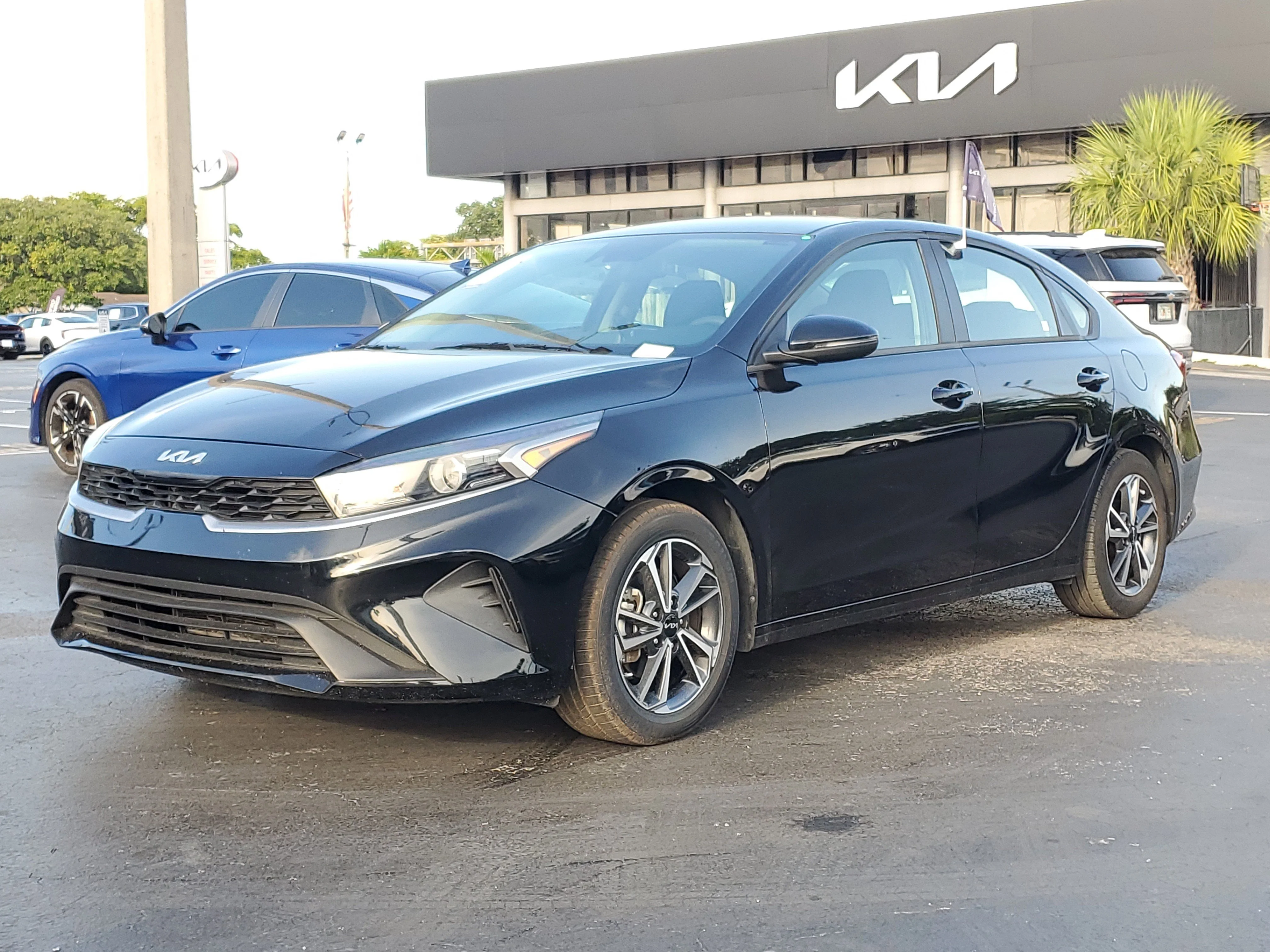 New 2022 Aurora Black Kia LXS image 3