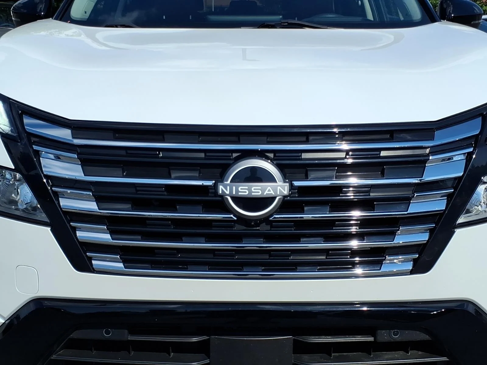Used 2024 Everest White Pearl/Super Black Nissan Platinum image 15