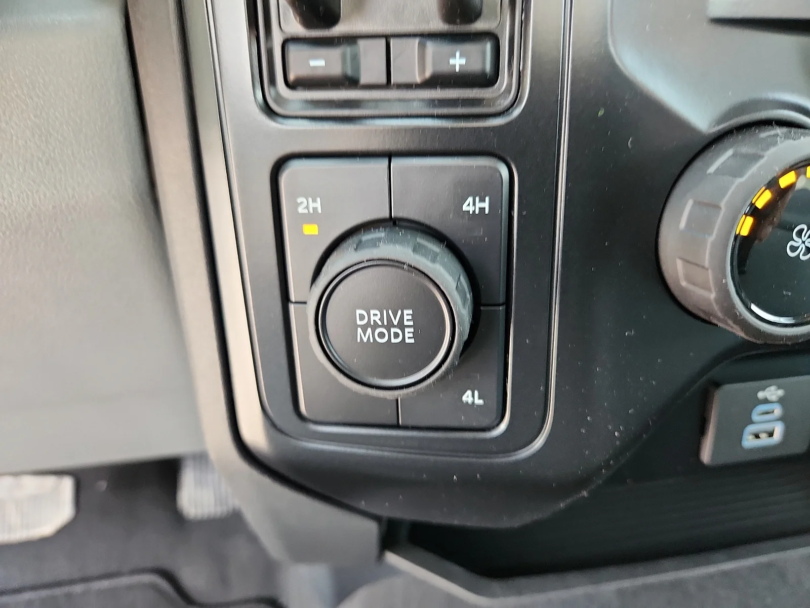 New 2027 Agate Black Metallic Ford XLT image 19