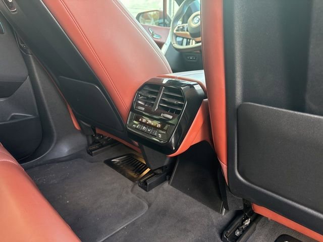 Used 2022 Black Sapphire Metallic BMW xDrive50 image 15