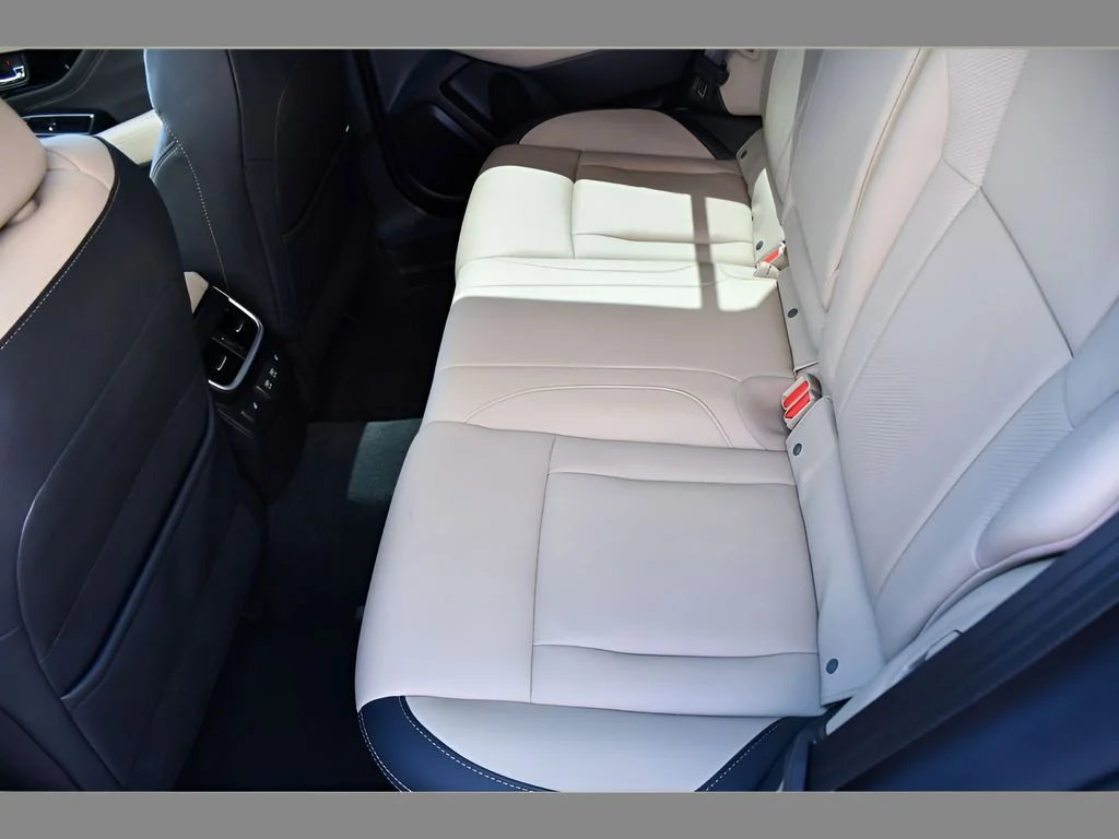 Used 2022 Crystal White Pearl Subaru Limited image 16