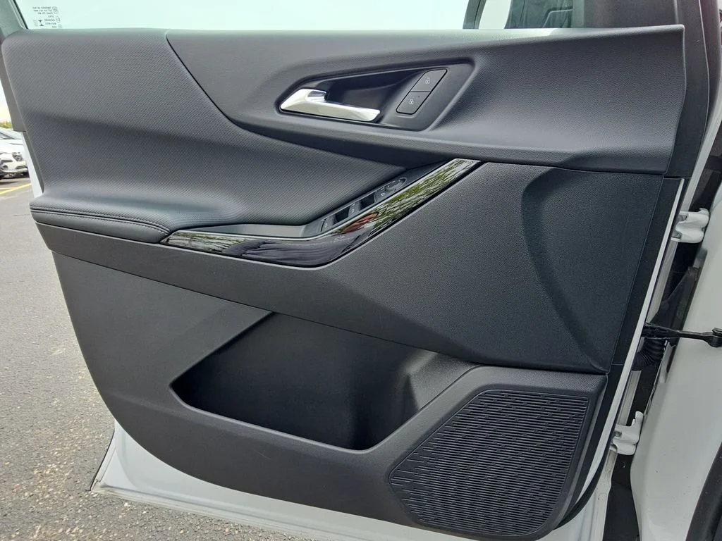 Used 2025 White Chevrolet LT image 26