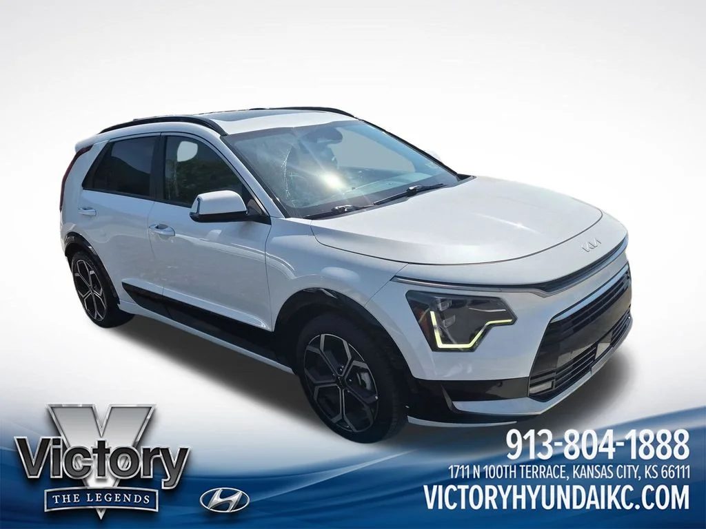 Used 2023 White Kia SX Touring image 7