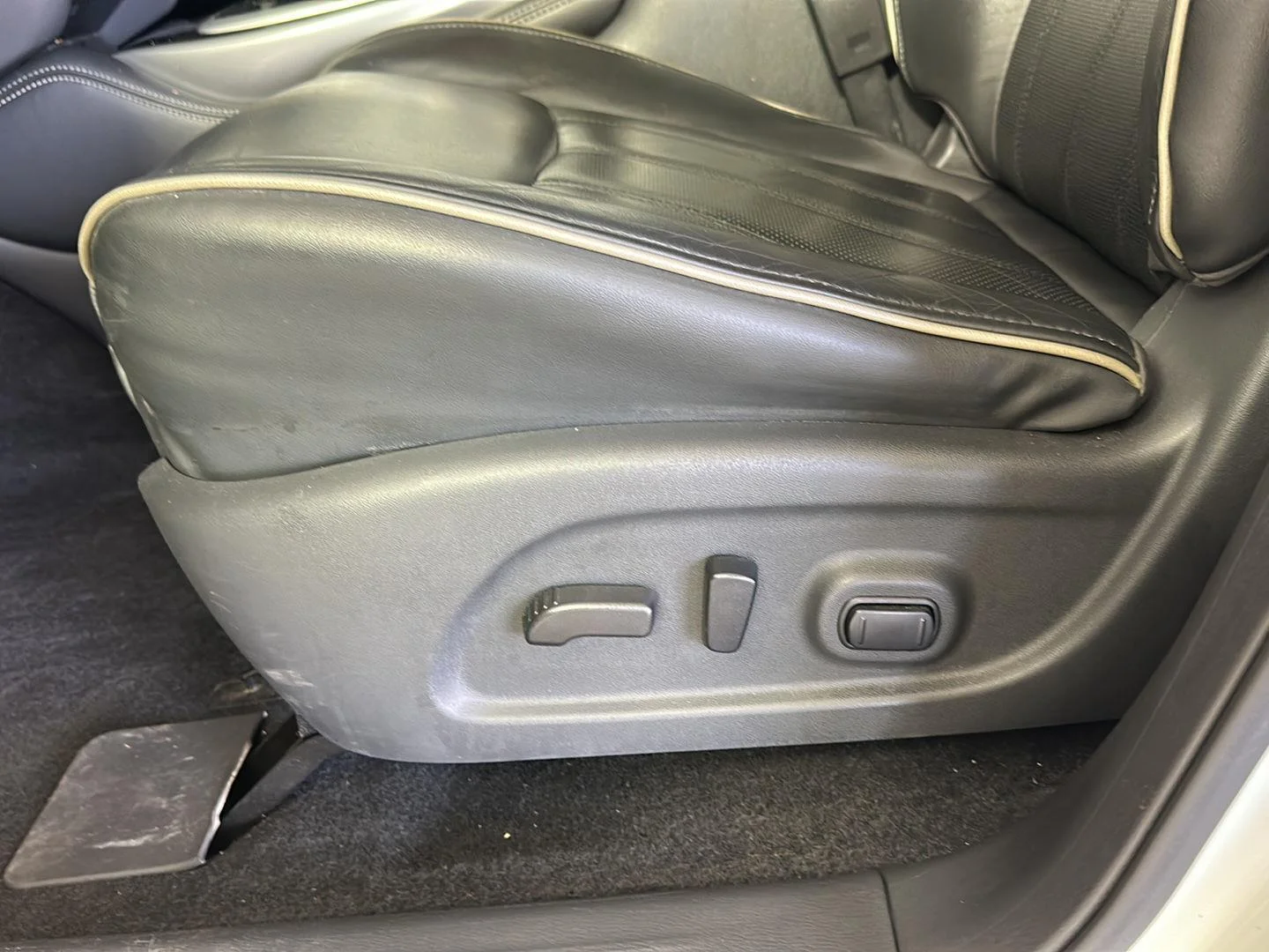 Used 2019 Majestic White INFINITI LUXE image 21