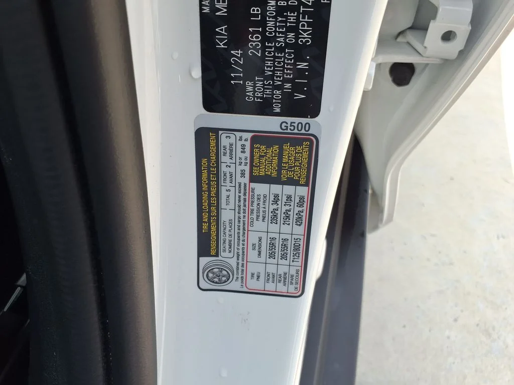 Used 2025 White Kia LXS image 31