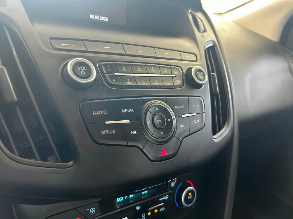 Used 2018 Gray Ford SE image 38