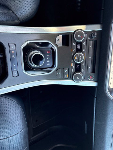Used 2017  Land Rover SE image 17