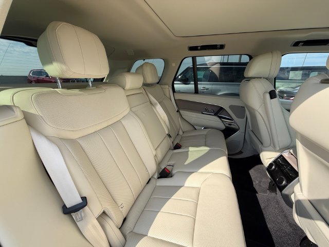 Used 2023 White Land Rover SE image 17