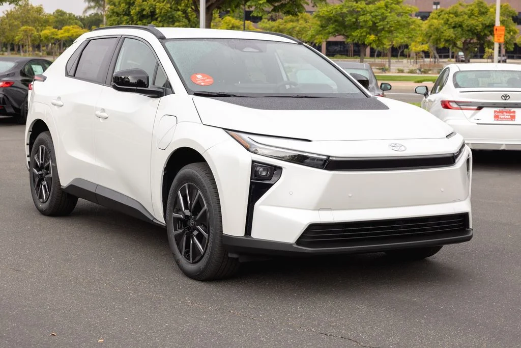 New 2026 Wind Chill Pearl <sup>1</sup> Toyota  XLE image 3