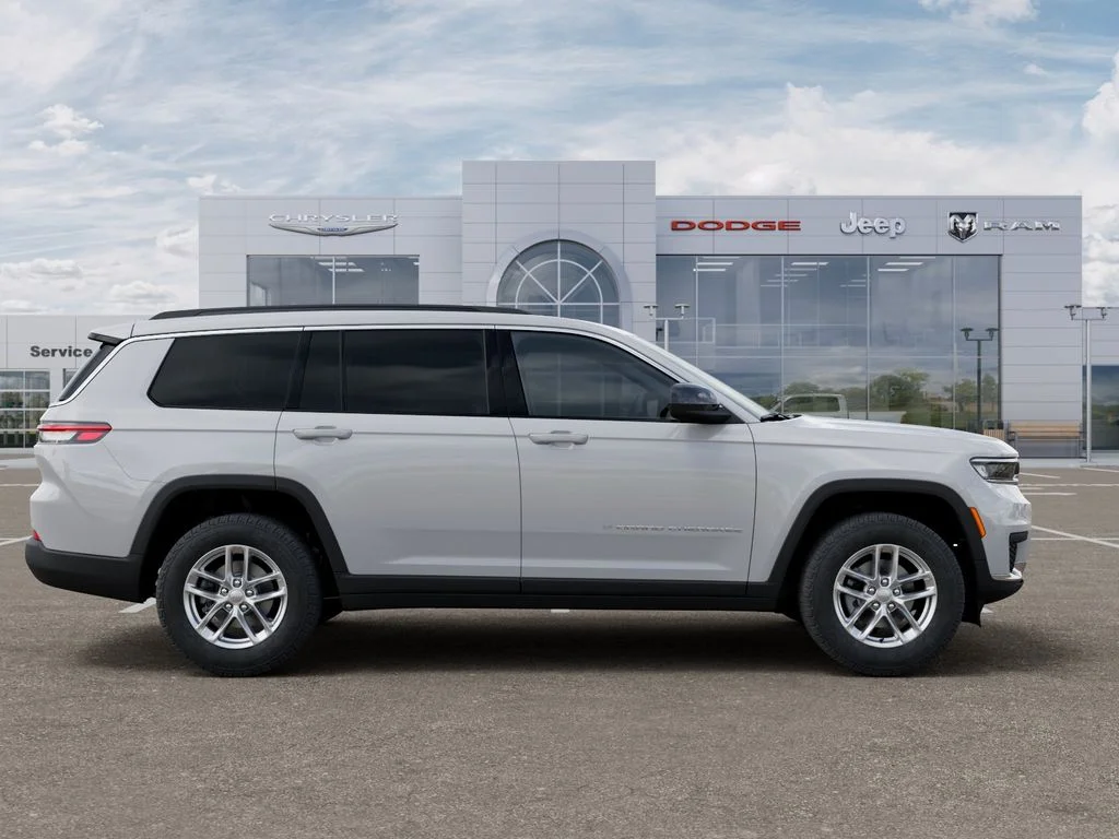 New 2026 Bright White Clear-Coat Exterior Paint Jeep Laredo image 22