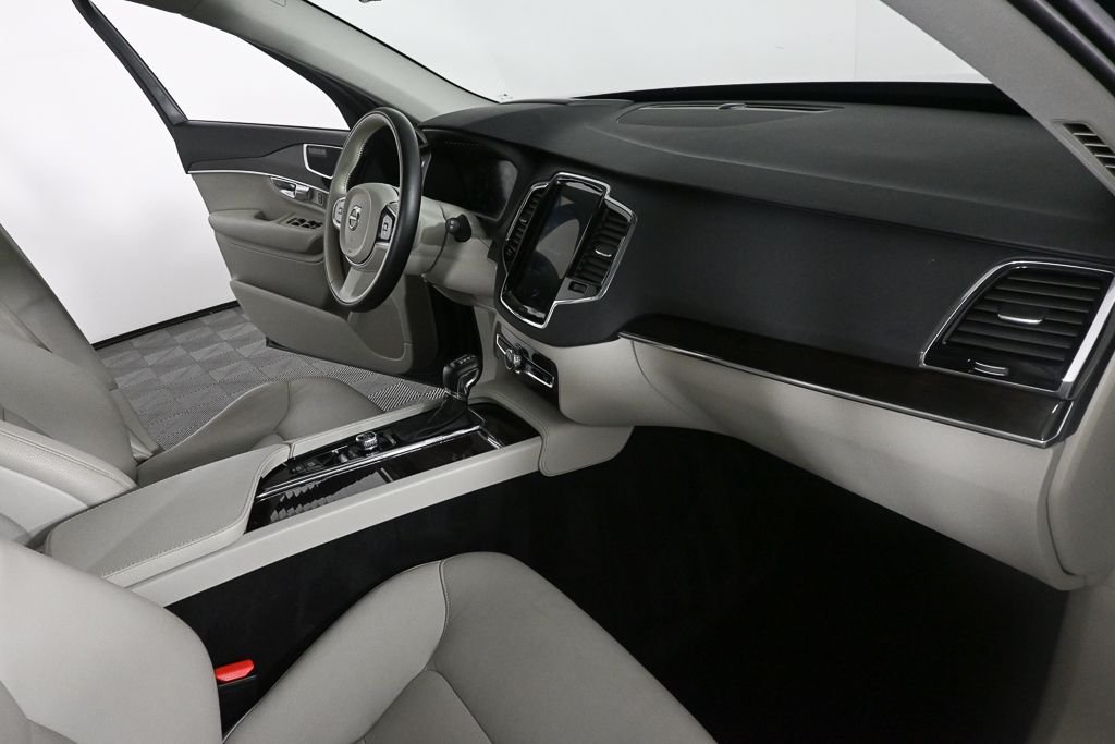 Used 2018 Blue Volvo T6 Momentum image 22