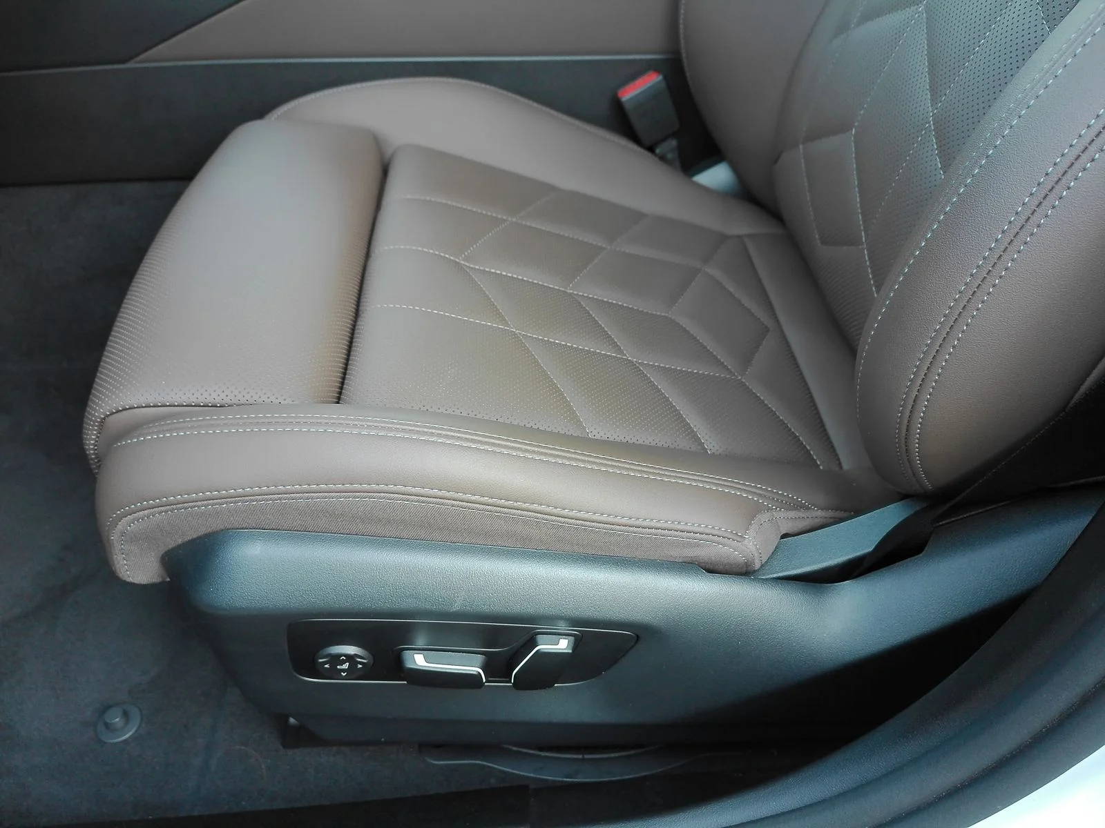 Used 2024 White BMW 530i xDrive image 30