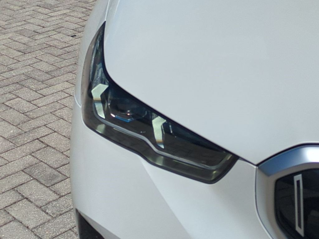 New 2027 Mineral White Metallic BMW 530i xDrive image 10