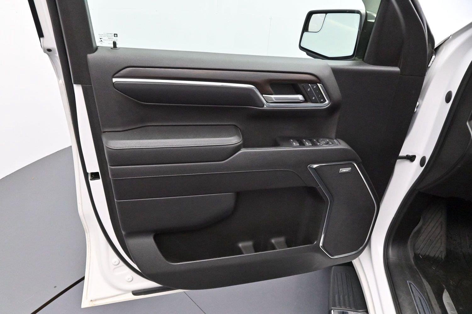Used 2023 White Frost Tricoat GMC SLT image 9