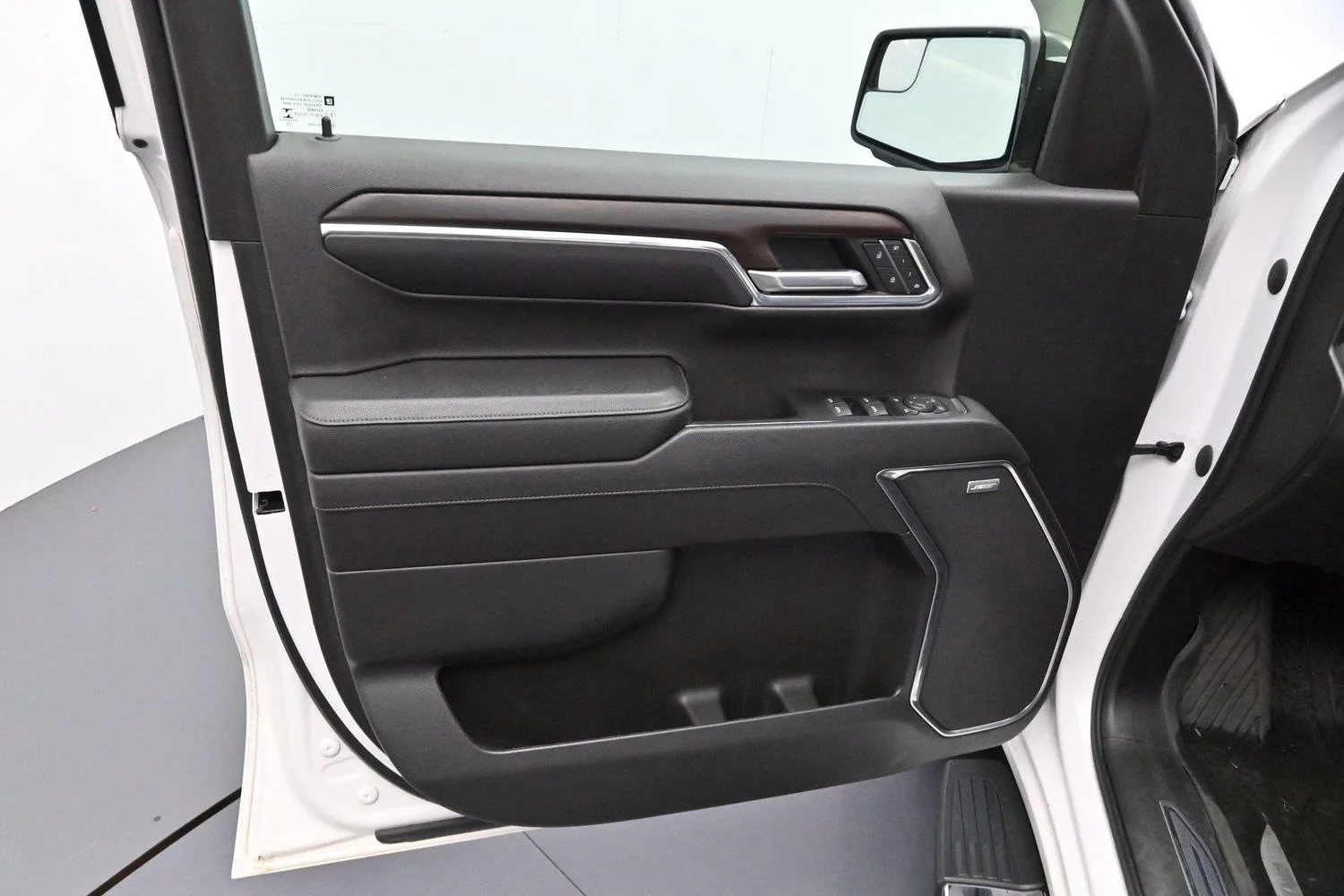 Used 2023 White Frost Tricoat GMC SLT image 9
