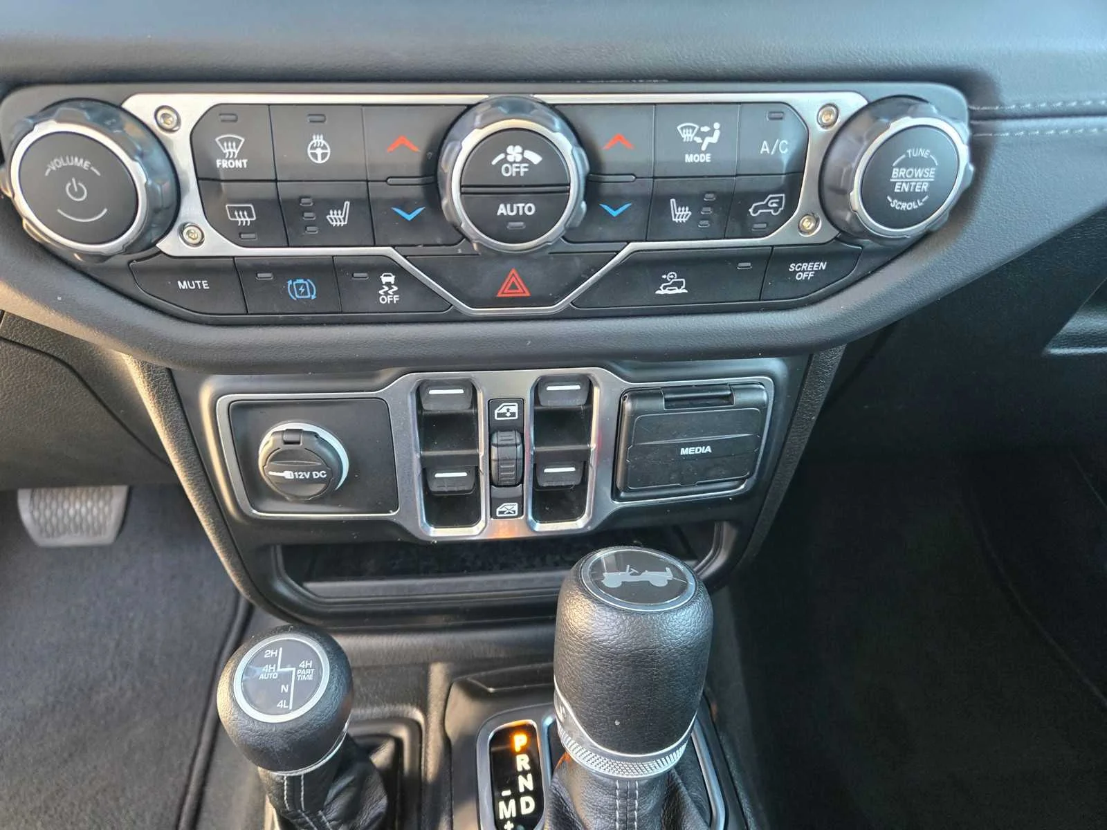 Used 2024  Jeep Sahara image 18