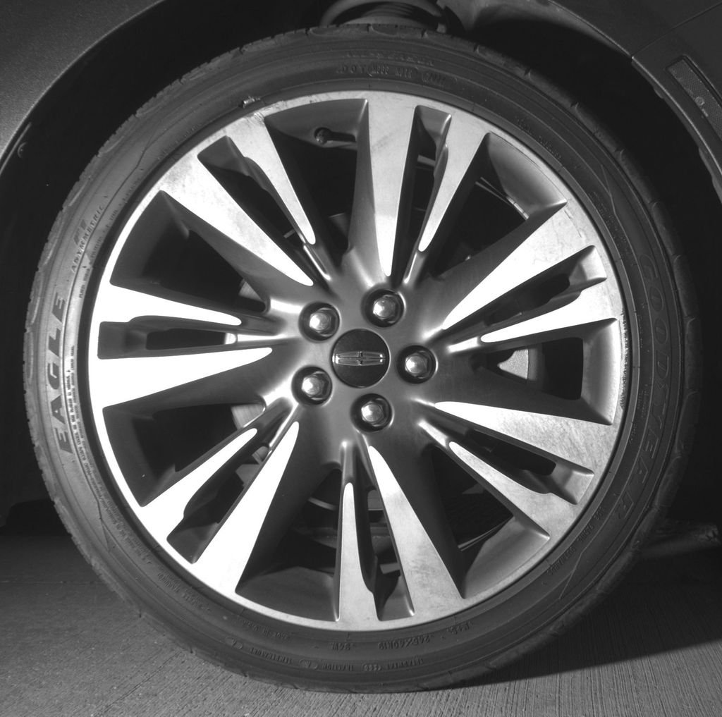 Used 2017 Gray Lincoln Reserve image 11