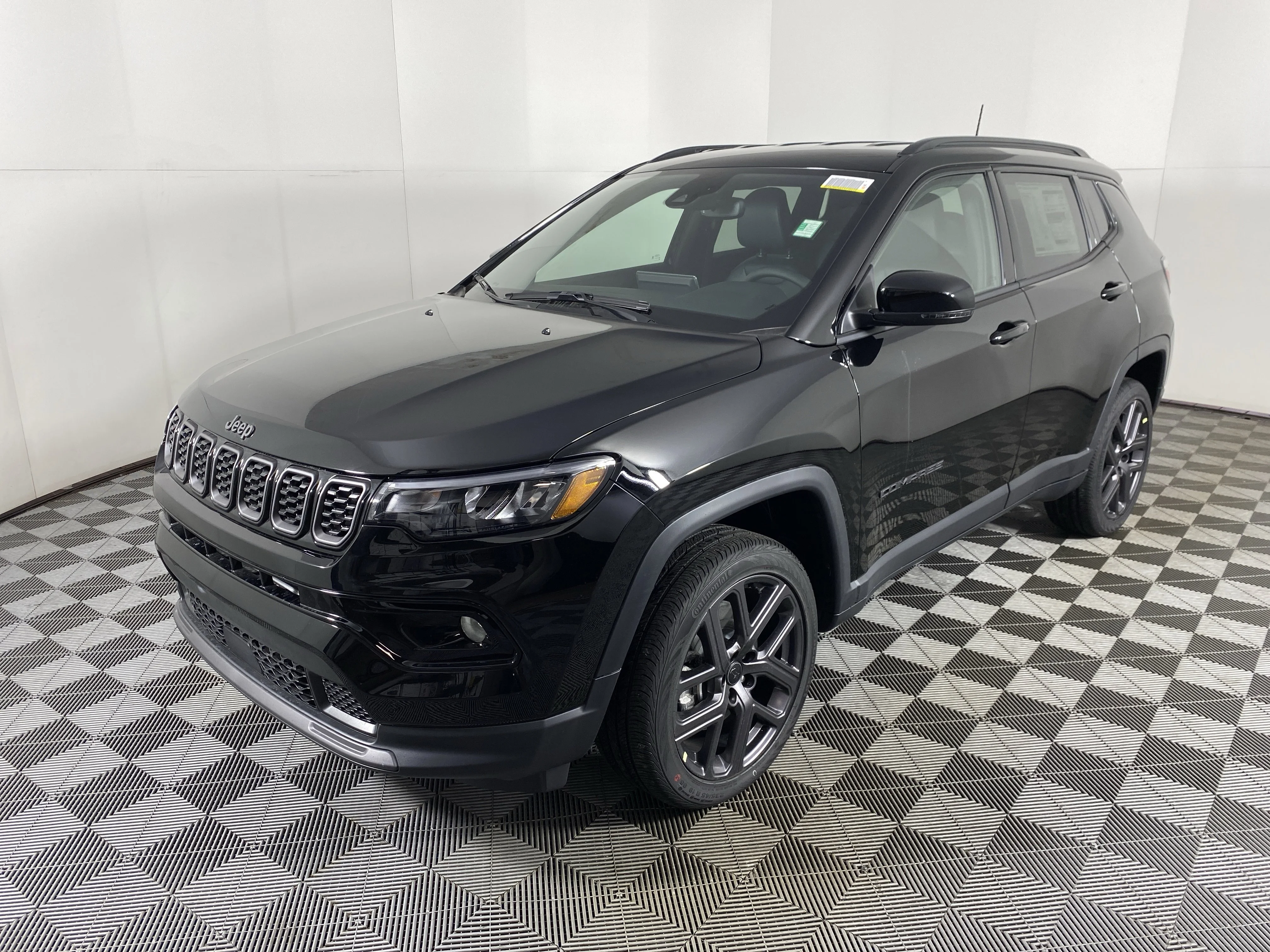New 2026 Diamond Black Crystal Pearl-Coat Exterior Paint Jeep Limited image 10