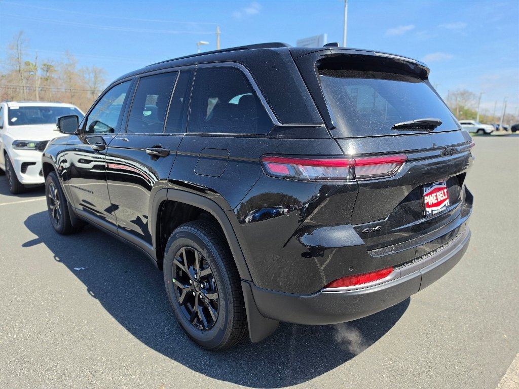 New 2026 Diamond Black Crystal Pearl-Coat Exterior Paint Jeep Altitude image 10