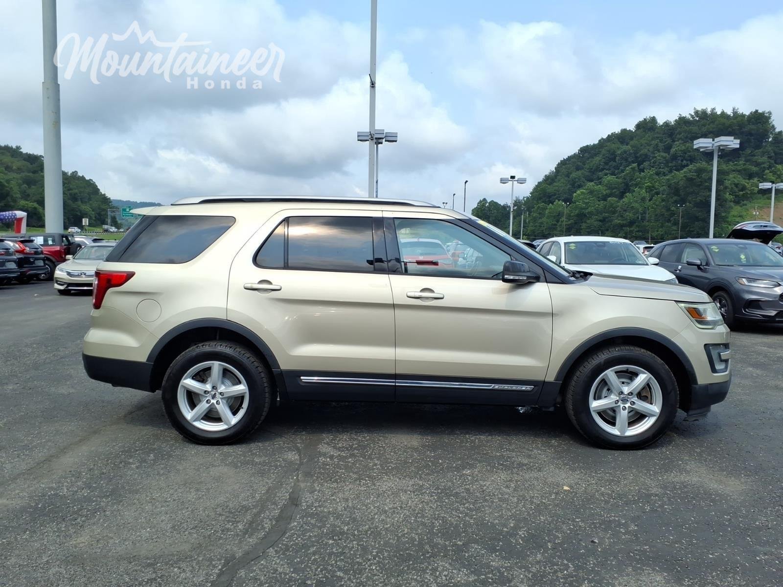 Used 2017 White Gold Ford XLT image 8