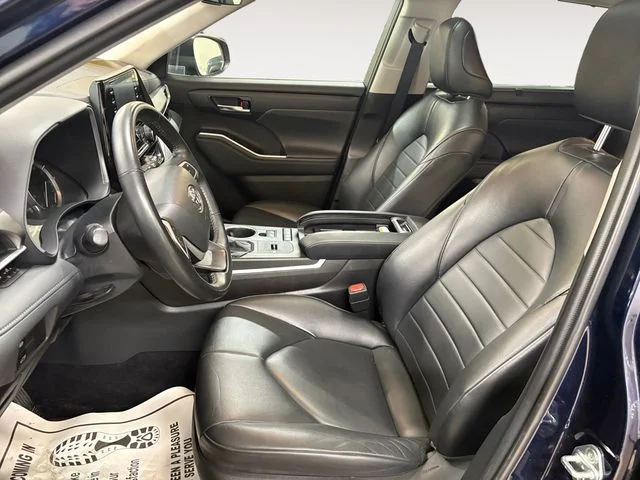 Used 2022  Toyota XLE image 3
