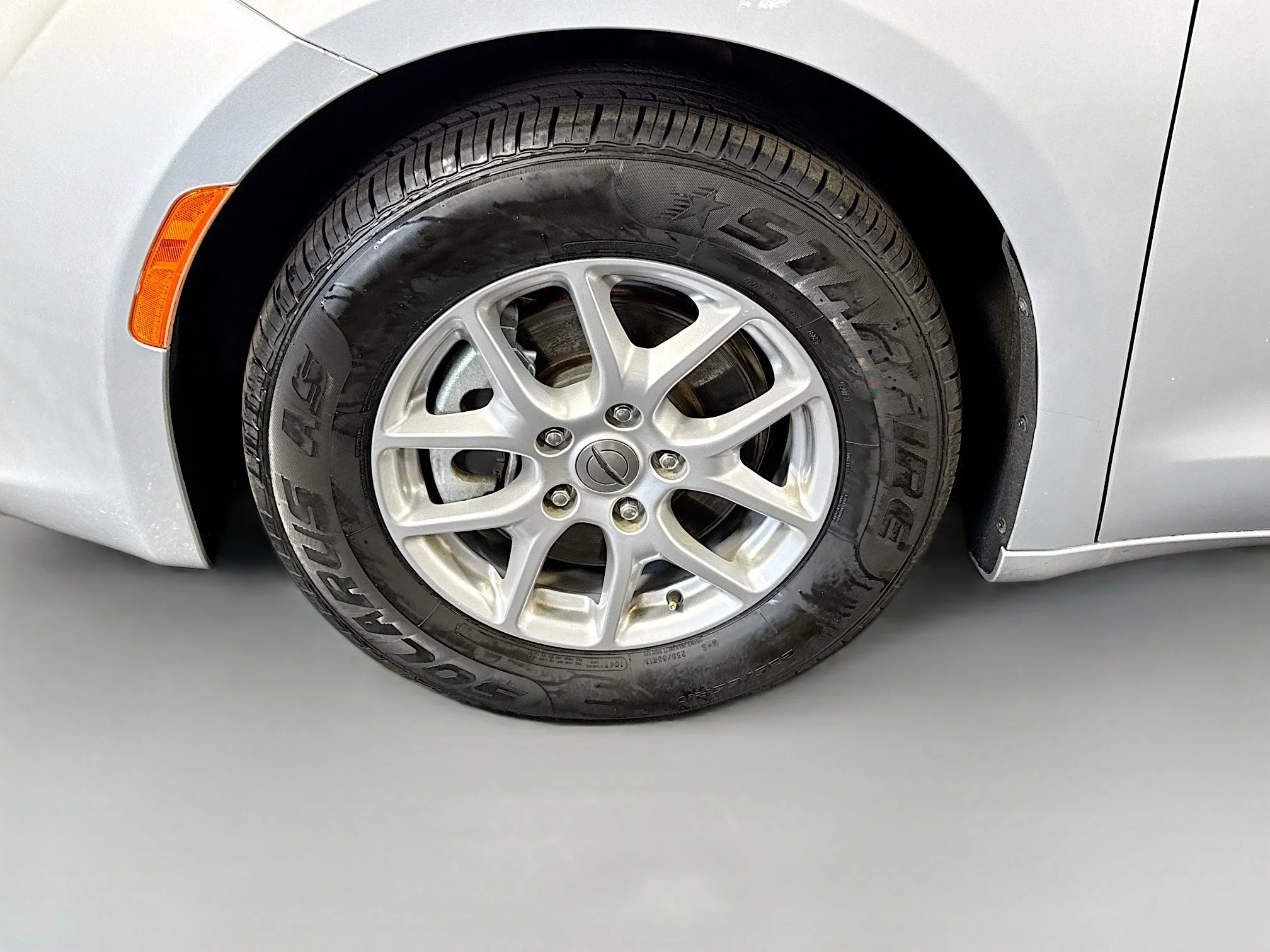 Used 2023 Silver Mist Clearcoat Chrysler LX image 32