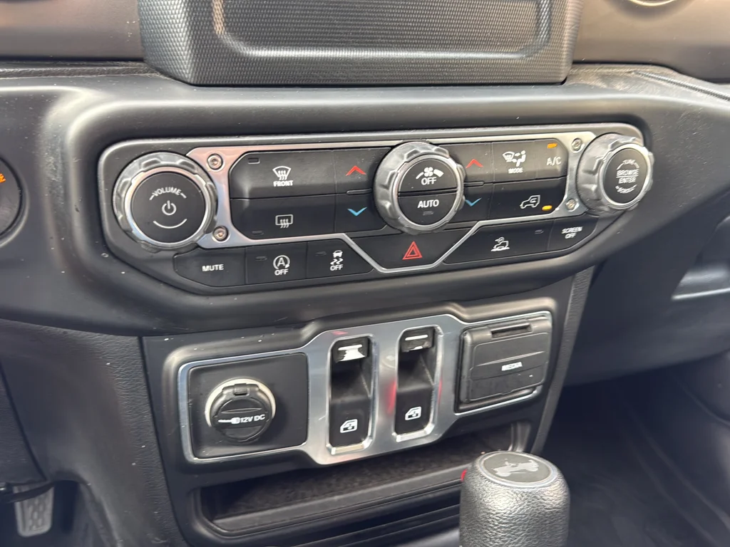 Used 2021 Green Jeep Sport S image 21