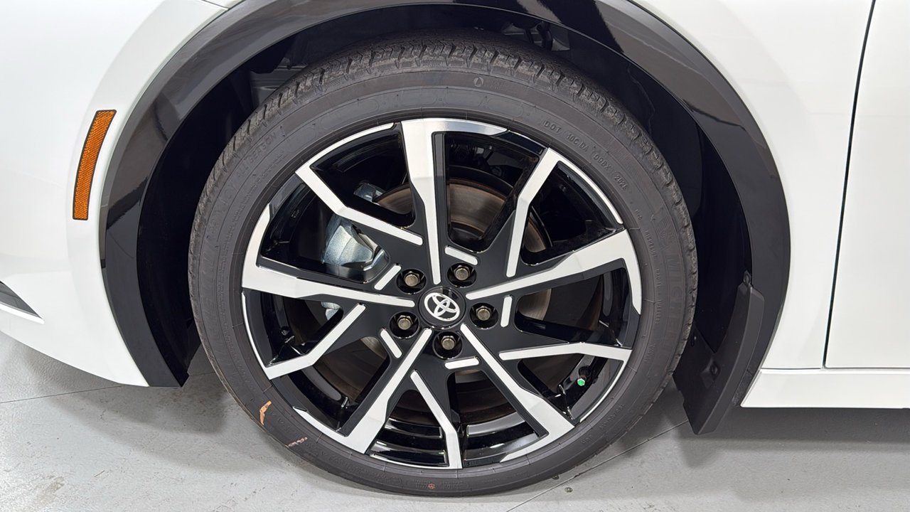 New 2027 Wind Chill Pearl <sup>1</sup> Toyota  XSE image 24