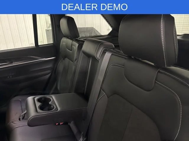 New 2026 Diamond Black Crystal Pearl-Coat Exterior Paint Jeep Altitude image 29