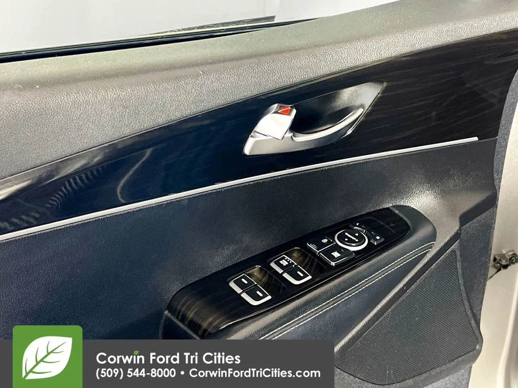 Used 2019 Titanium Silver Kia L image 12