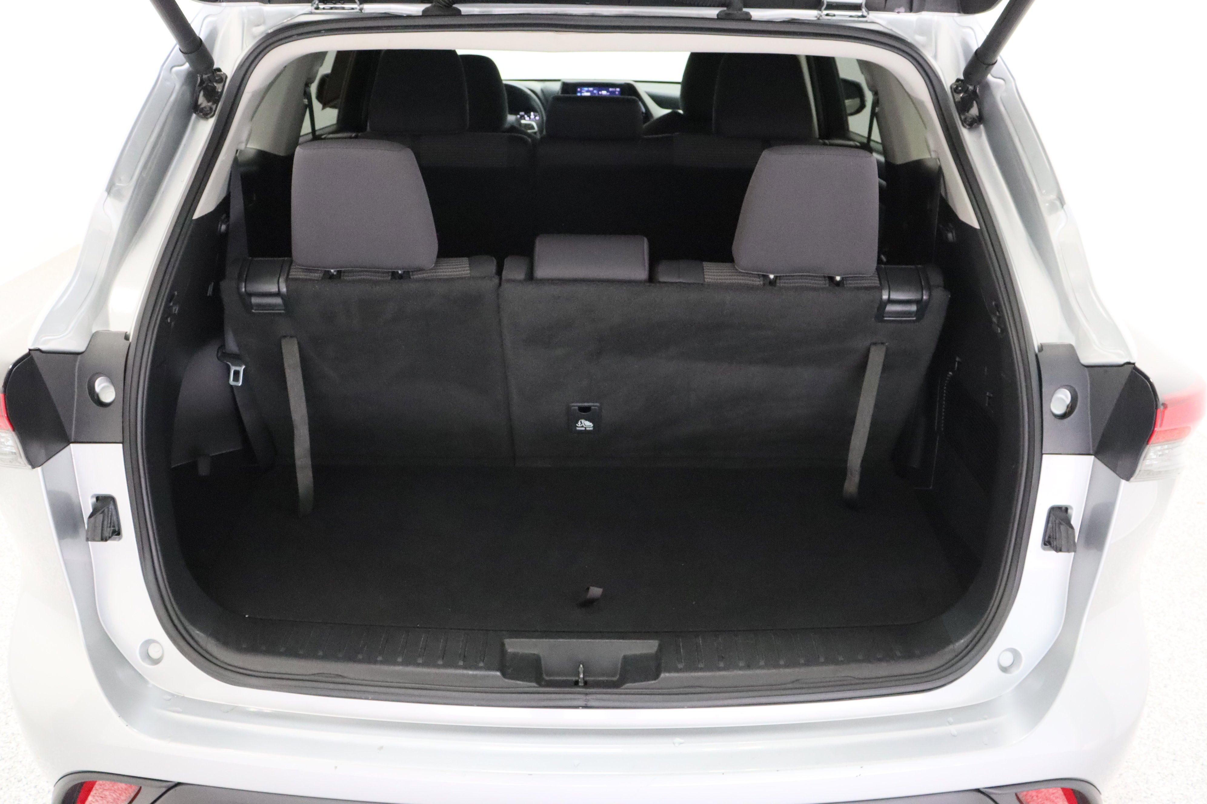 2025 Toyota Highlander LE - Photo 33
