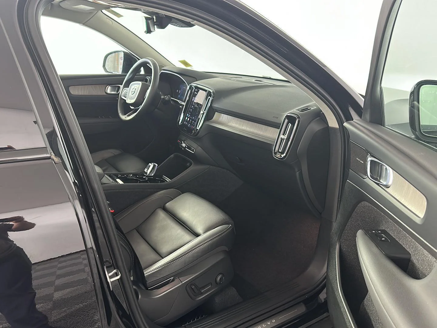 Used 2024 Onyx Black Metallic Volvo Plus Dark Theme image 24