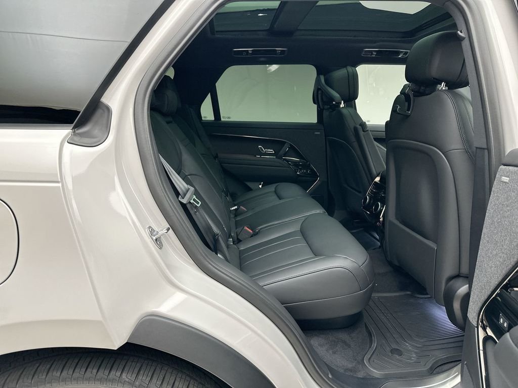 New 2026 Borasco Grey Land Rover Dynamic SE image 7
