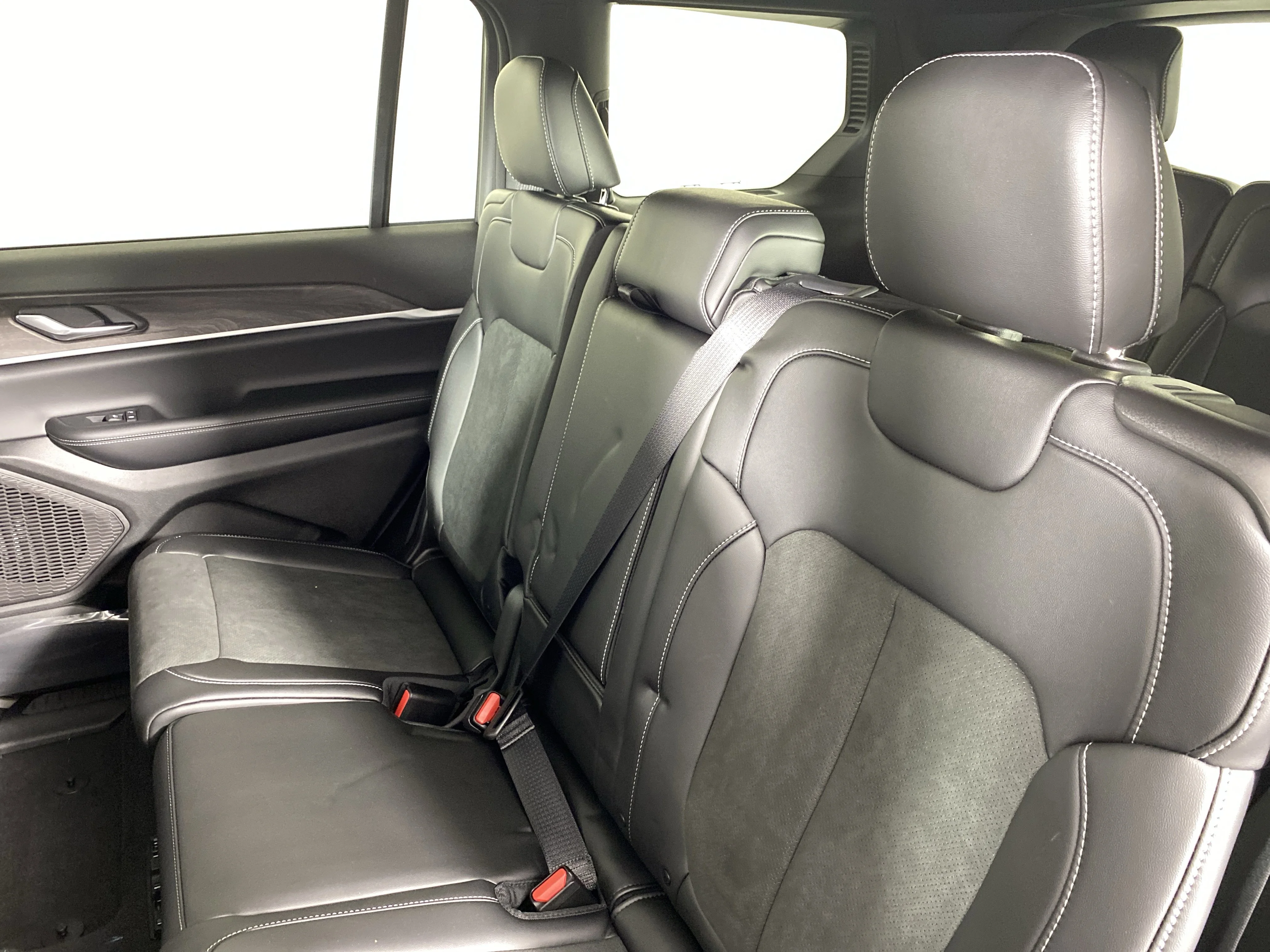 New 2026 Bright White Clear-Coat Exterior Paint Jeep Laredo image 30