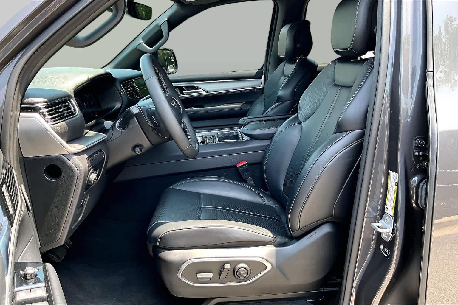 Used 2025 Baltic Gray Metallic Clearcoat Jeep  image 8