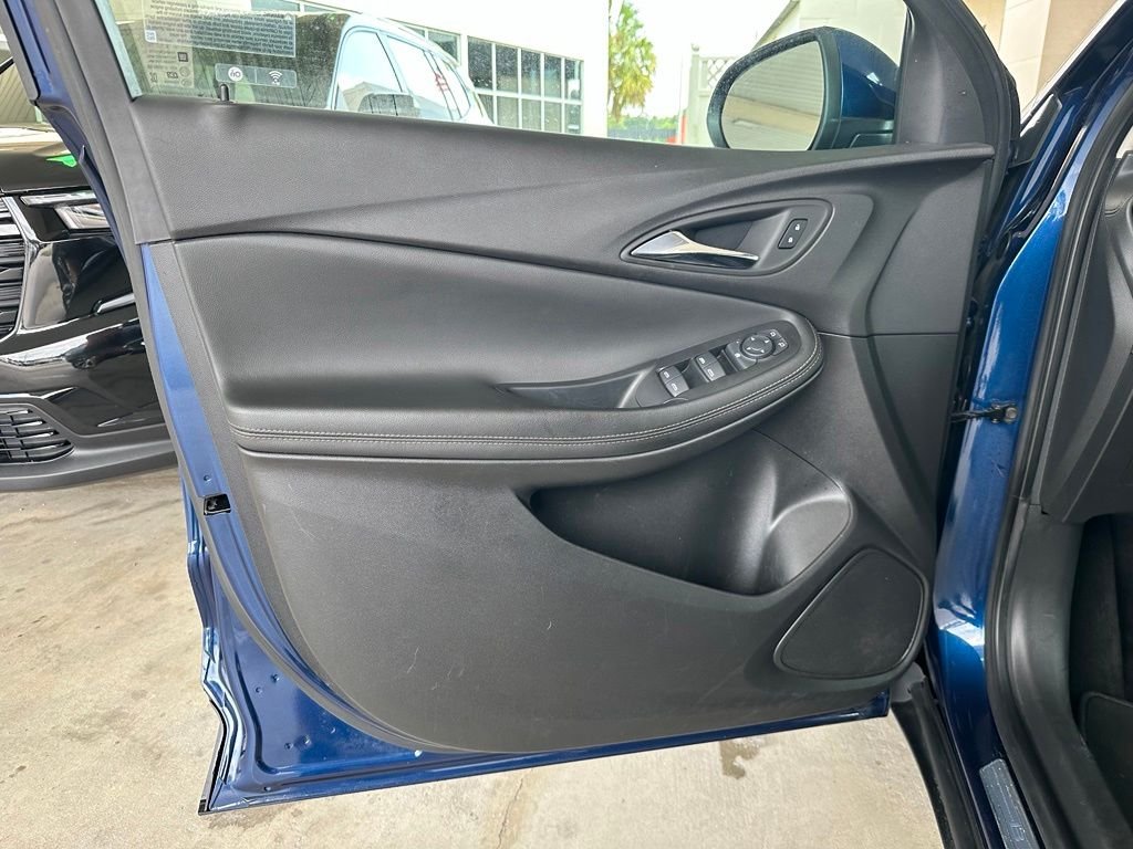 Used 2023 Blue Buick Select image 10