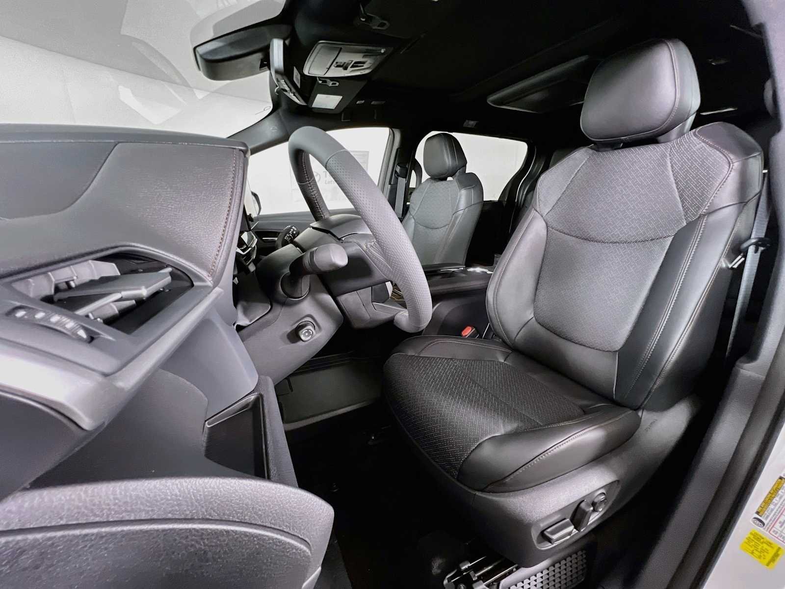New 2026 Wind Chill Pearl Toyota Platinum image 13