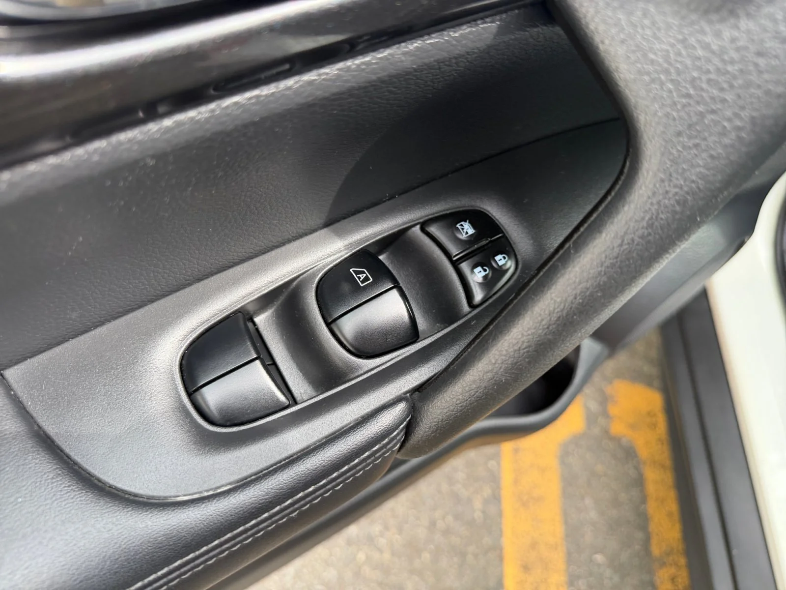 Used 2018 Pearl White Nissan SV image 27