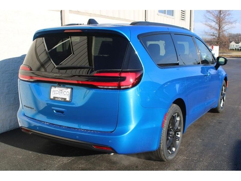 New 2026 Hydro Blue Pearl-Coat Exterior Paint Chrysler Select image 3
