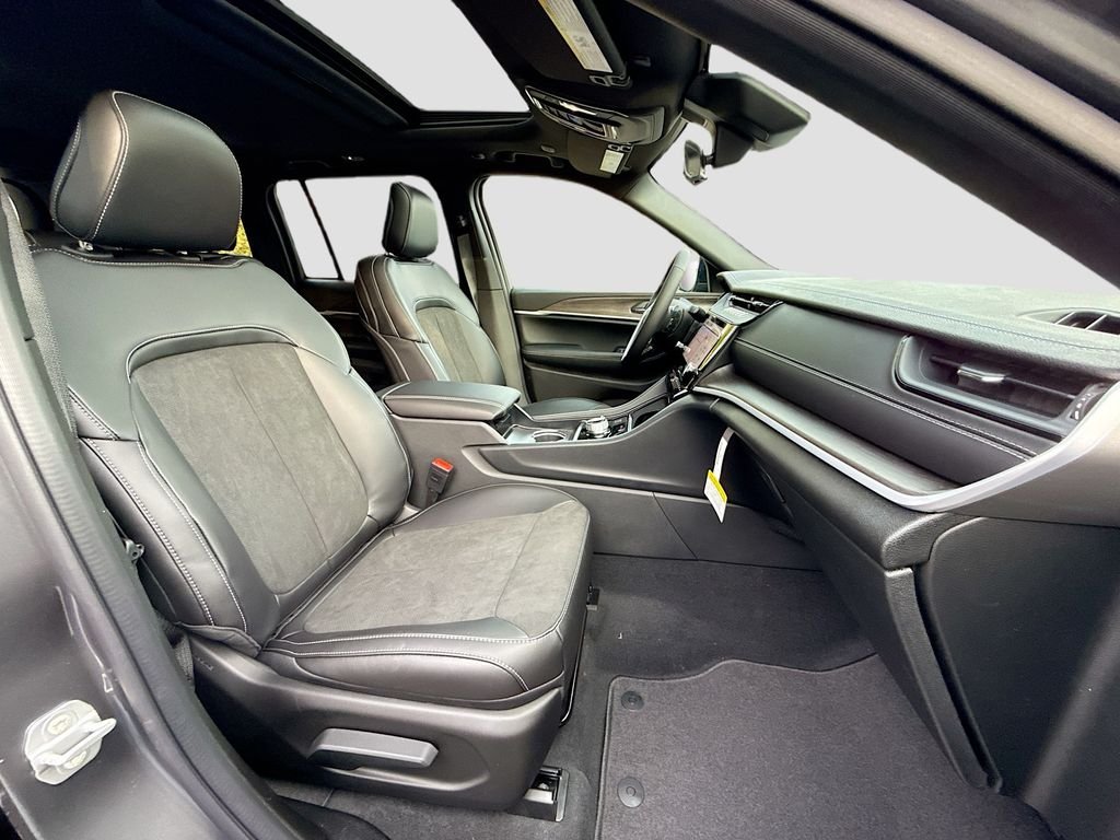 New 2026 Baltic Gray Metallic Clear-Coat Exterior Paint Jeep Laredo Altitude image 31
