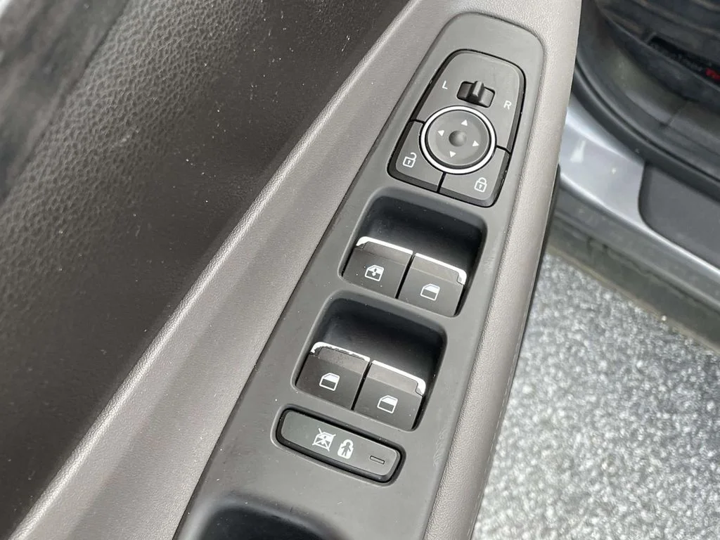Used 2019 Machine Gray Hyundai SE image 6
