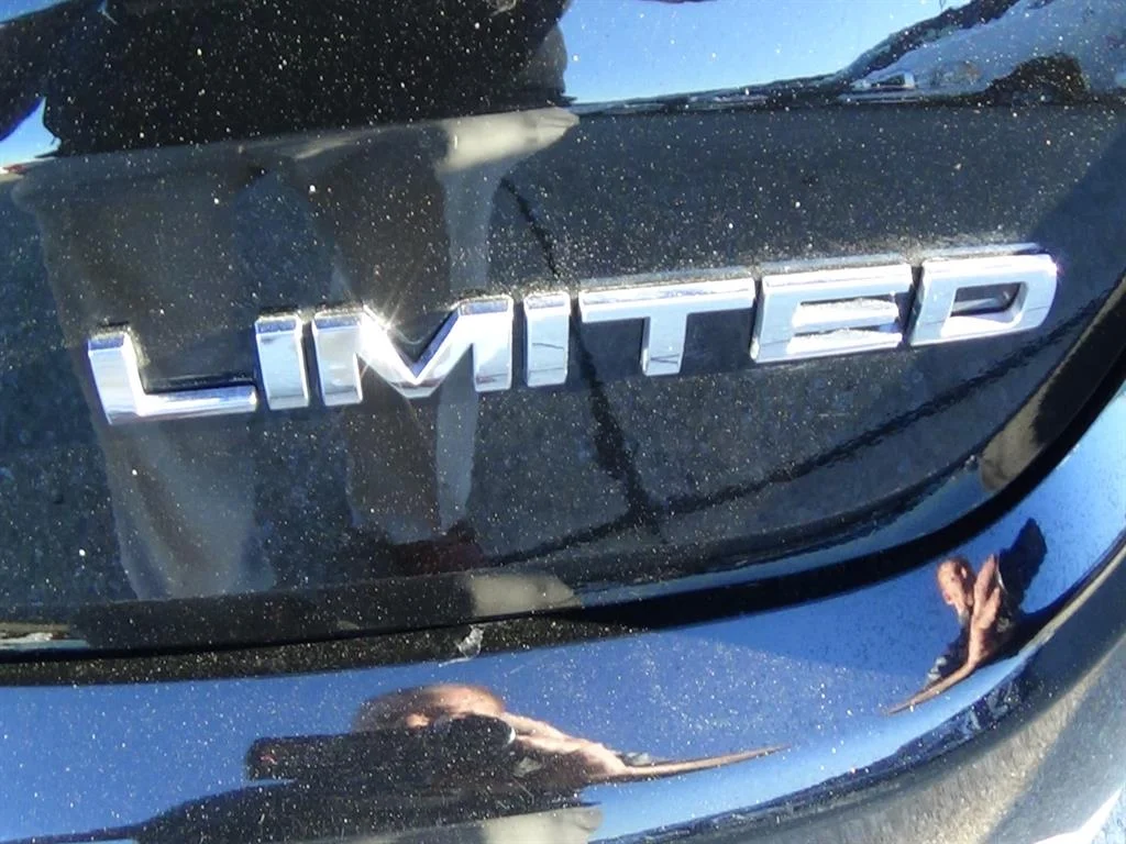 Used 2024 Diamond Black Crystal Pearl Coat (pxj) Jeep Limited image 11