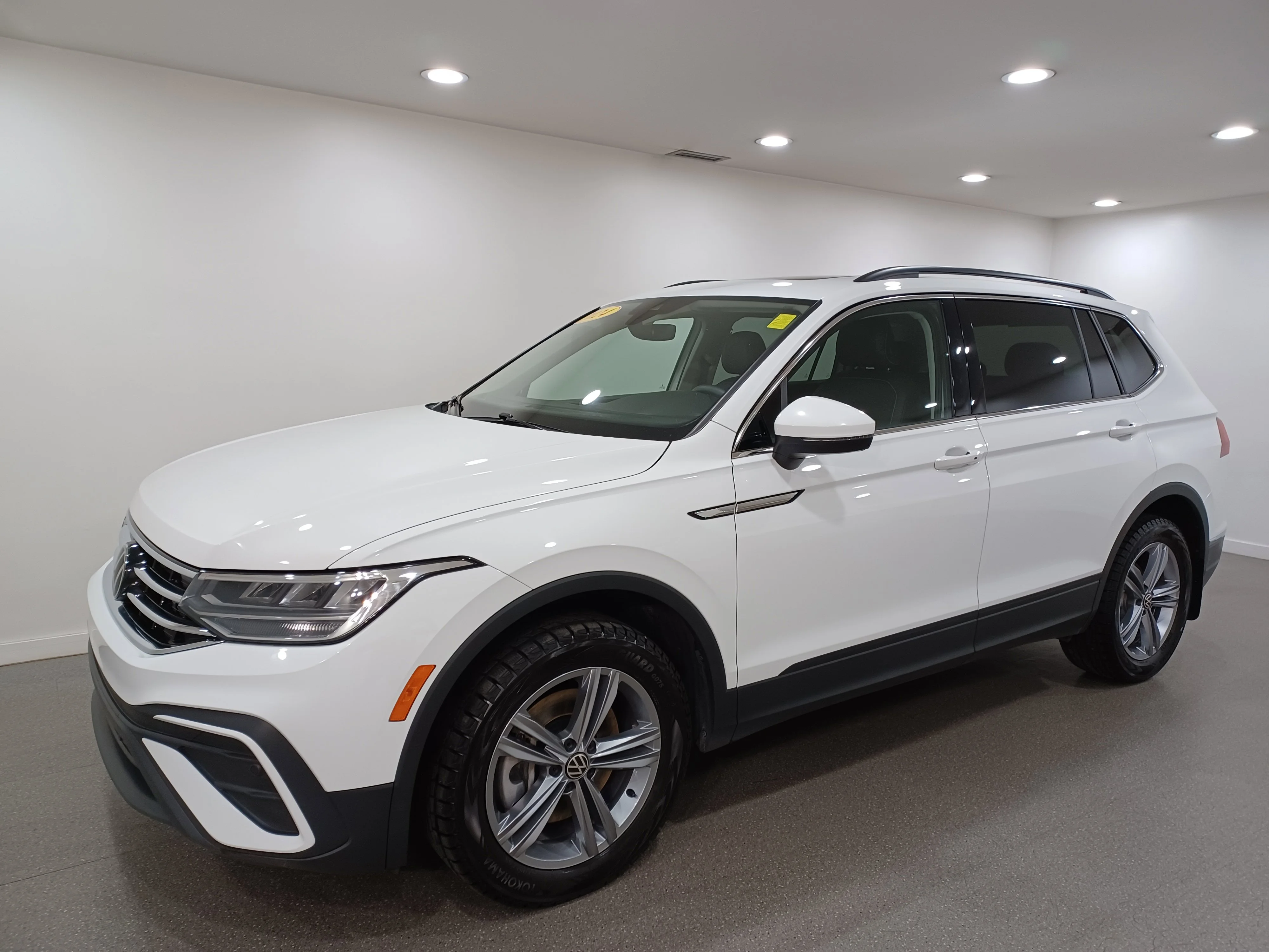 Certified Used 2024 Pure White Volkswagen Comfortline 4Motion*Adapt Cruise | Remote Start | Htd Lthr & Wheel | Pano Roof | Blind Spot Detect image 2