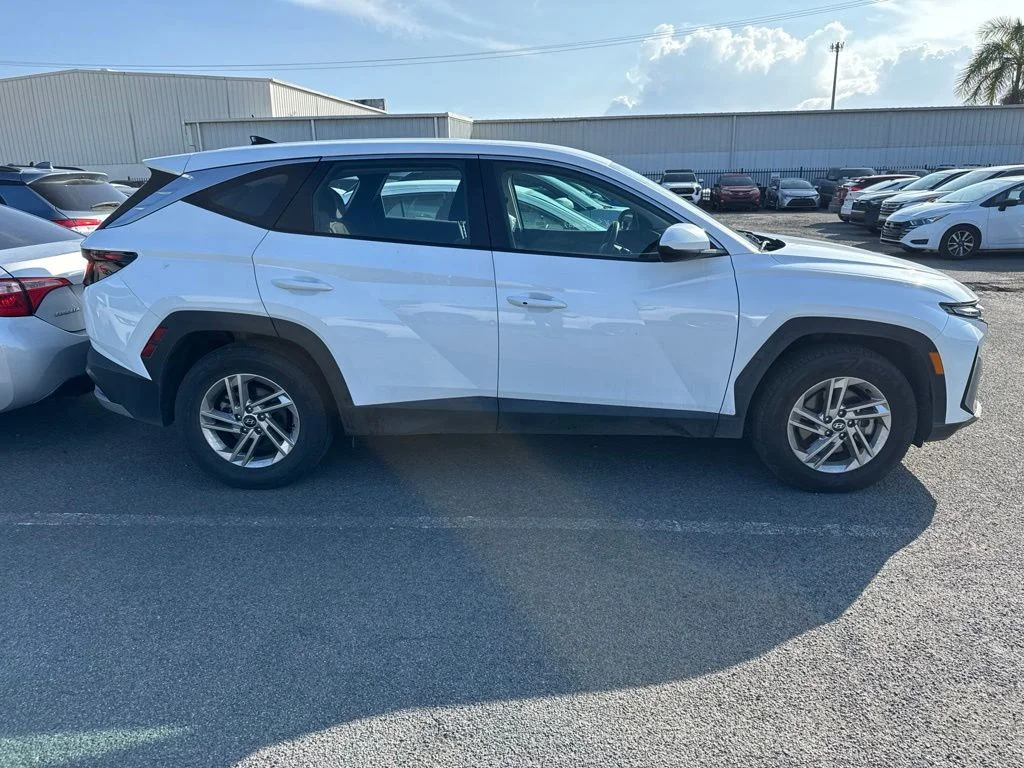 Used 2025 White Hyundai SE image 4