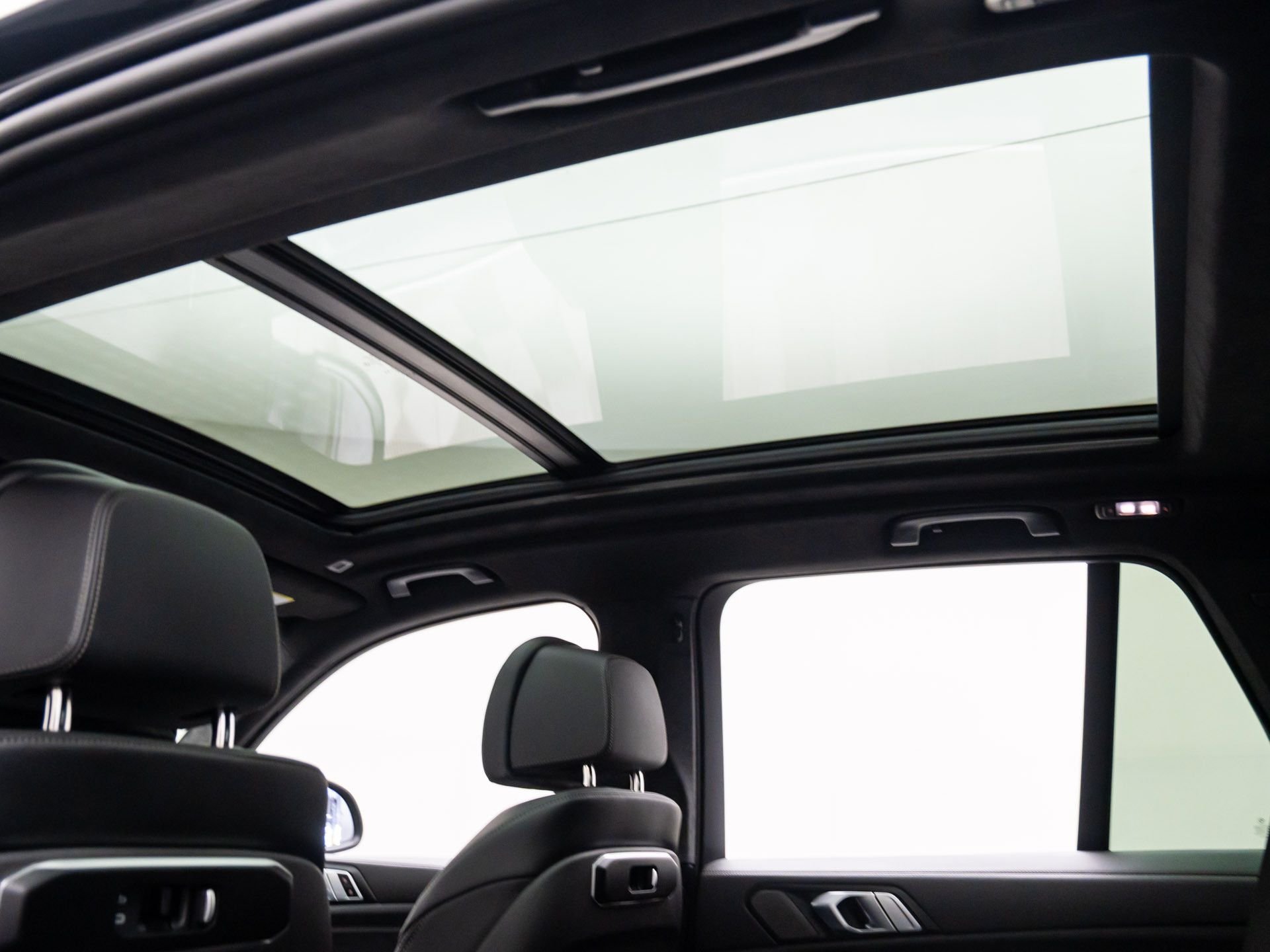 New 2026 Black Sapphire Metallic BMW xDrive40i image 18
