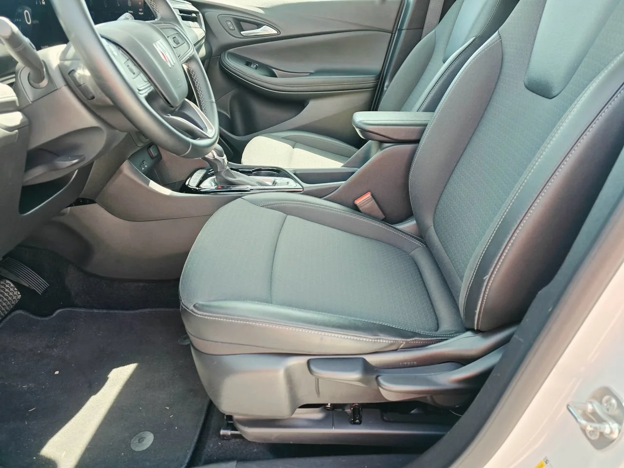 Used 2025 Summit White Buick Preferred image 9