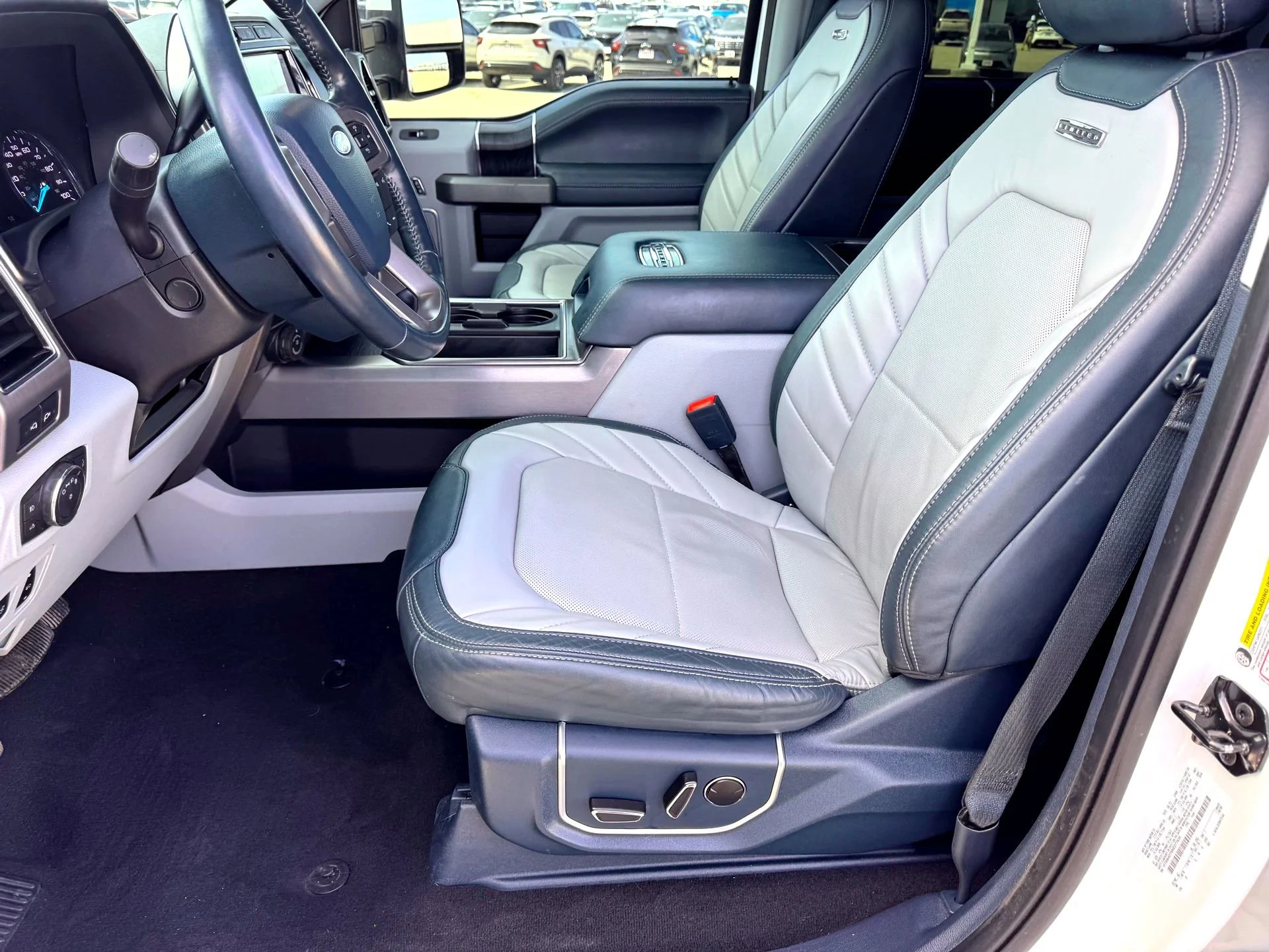 Used 2022  Ford Limited image 15